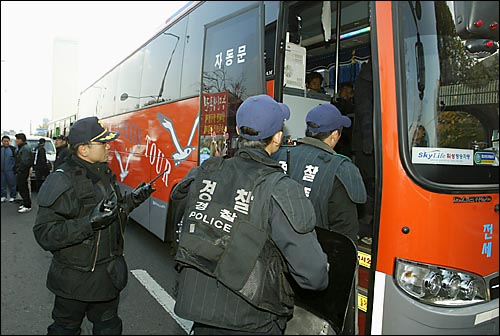 여의도 둔치앞을 지나는 관광버스를 경찰이 검문하고 있다. 이 버스는 KBS 견학을 가는 차량으로 밝혀졌다. 